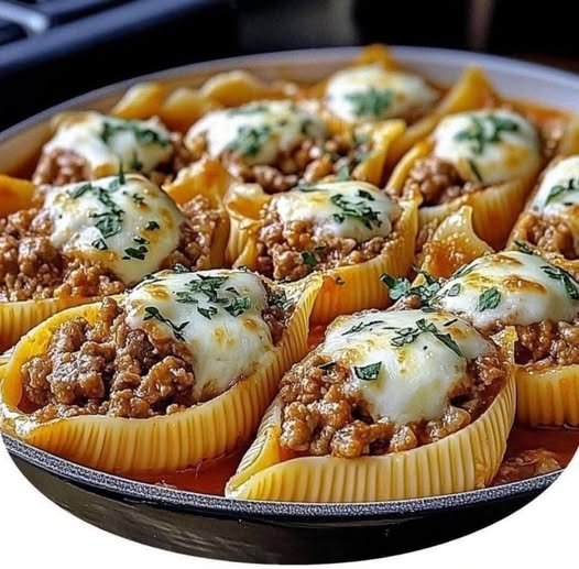 Beef‑Stuffed Shells with Creamy Ricotta Filling 651914504_928834043080976_5130332327669604670_n