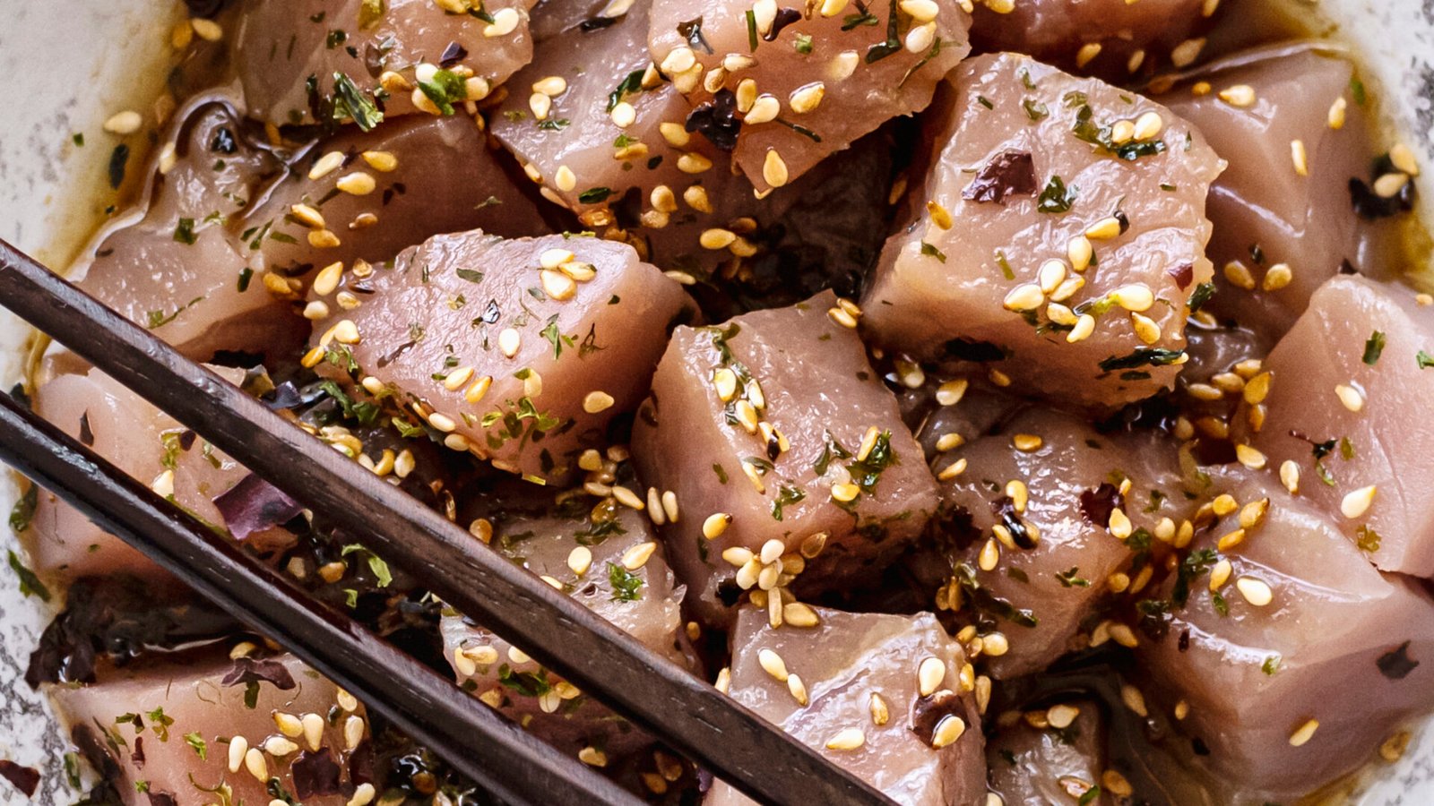 Tuna in soy sauce and sesame seed